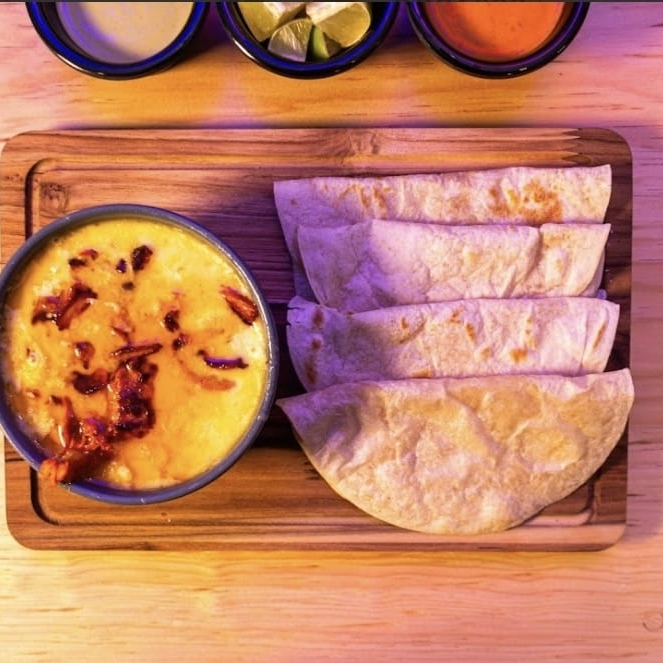 QUESO FUNDIDO CON PASTOR