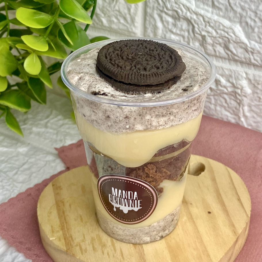 O dono do coração dos apaixonados por Oreo! Copo feito artesanalmente em deliciosas camadas: aveludada mousse de Oreo muito saborosa, o nosso Manda Brownie feito com chocolate nobre na massa, recheio cremoso de 4 leites, e finalizado com um crocante biscoito Oreo. Peça agora mesmo o seu! Peso médio 240g