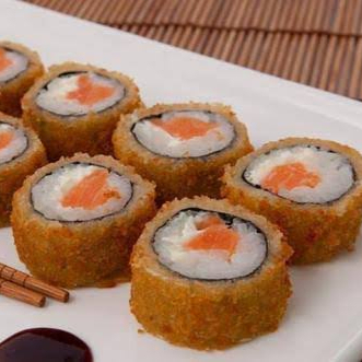 Alga marinha envolta em arroz japonês, recheada com salmão e cream cheese, empanada na farinha panko e frita.