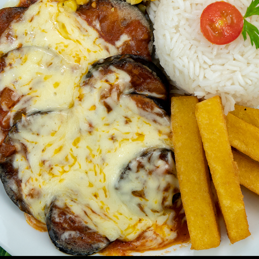 Parmegiana de Berinjela, preparada com molho de tomate caseiro, totalmente artesanal, servida com arroz branco e fritas