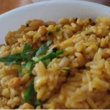 Arroz, feijão de corda, vinagrete, queijo, " tudo misturado", com contra filé.