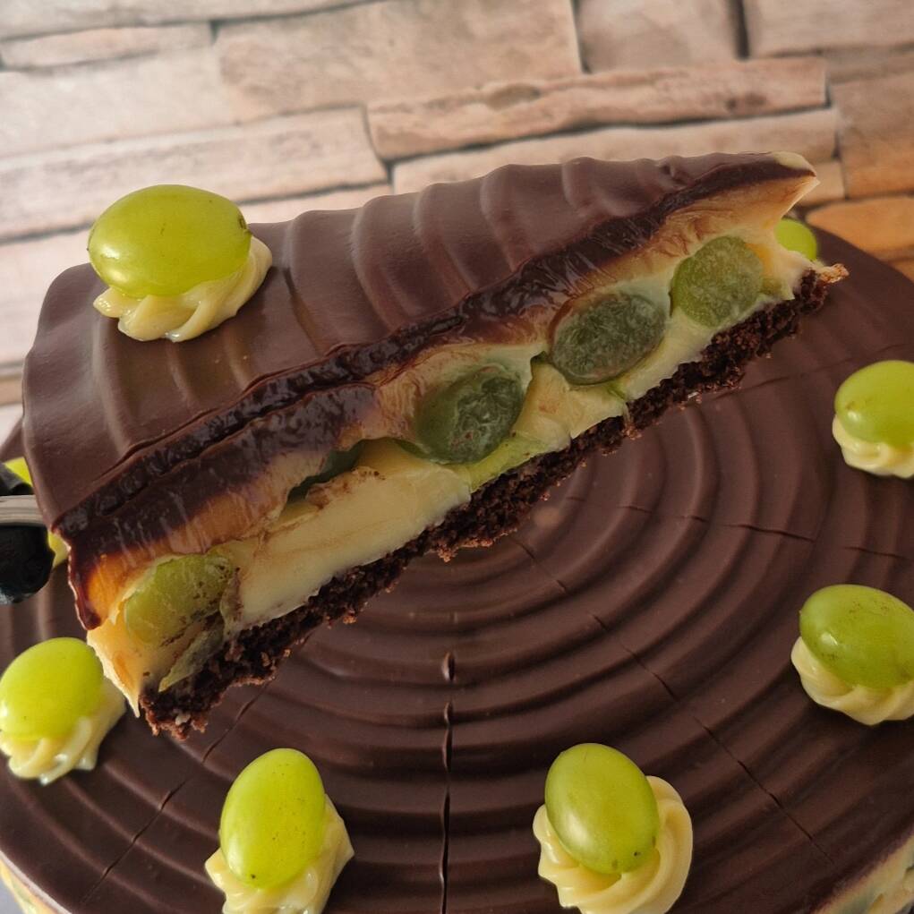 Base feita com biscoito de maizena e cacau em pó 50% brigadeiro de leite ninho, uvas verdes e ganache de chocolate meio amargo para dar uma equilibrada no doce...