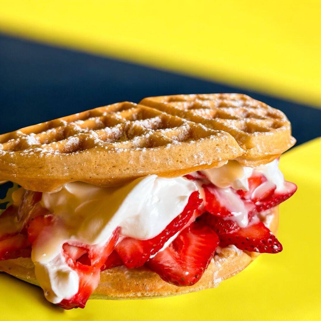 Waffle Dulce Tipo Sándwich Fresas con Crema