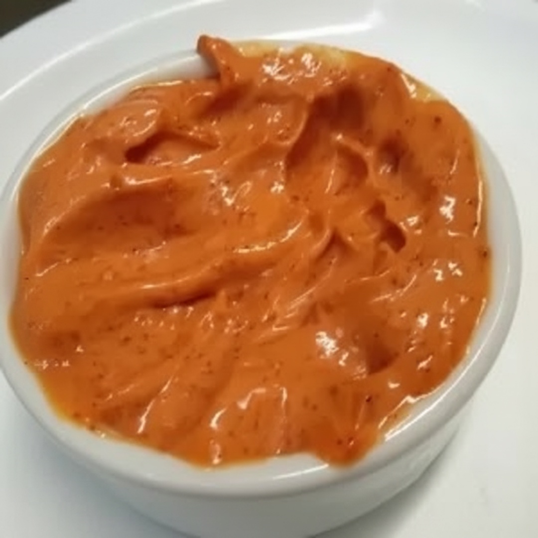 Maionese confeccionada junto a três pápricas diferentes e temperos especiais.
