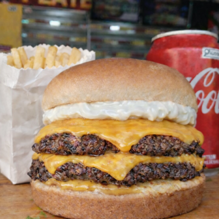 Você vai adorar essa mistura louca de sabores !Smash Duplo (Pão Brioche , Duas carnes Artesanal 60g, queijo prato e nossa deliciosa maionese caseira . ) + 80g de batata frita Crocante e uma coca lata estupidamente Gelada.