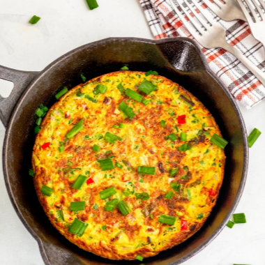 Omelete com queijo, arroz, feijão e seleta de legumes.