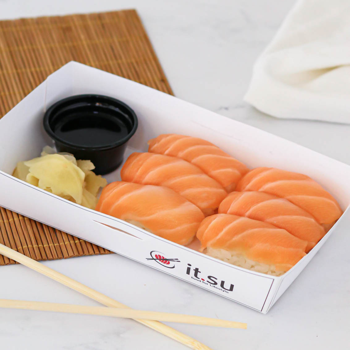 Salmão, arroz de sushi, gengibre marinado, shoyu.