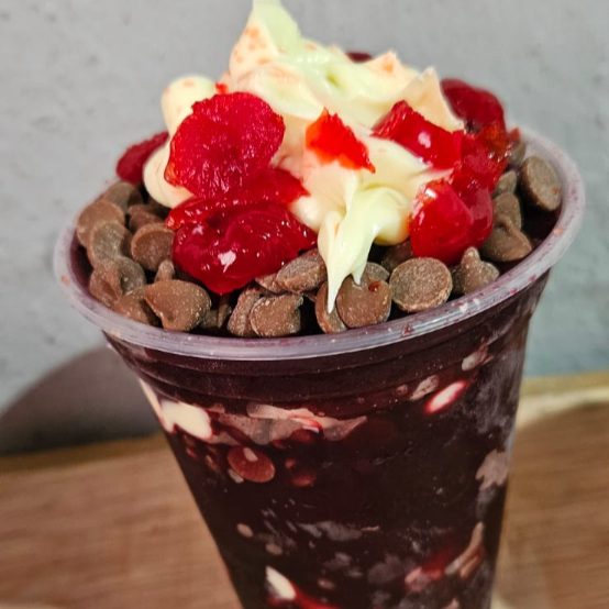 400 ml com: açaí cremoso, creme de ninho, gotas de chocolate e cereja