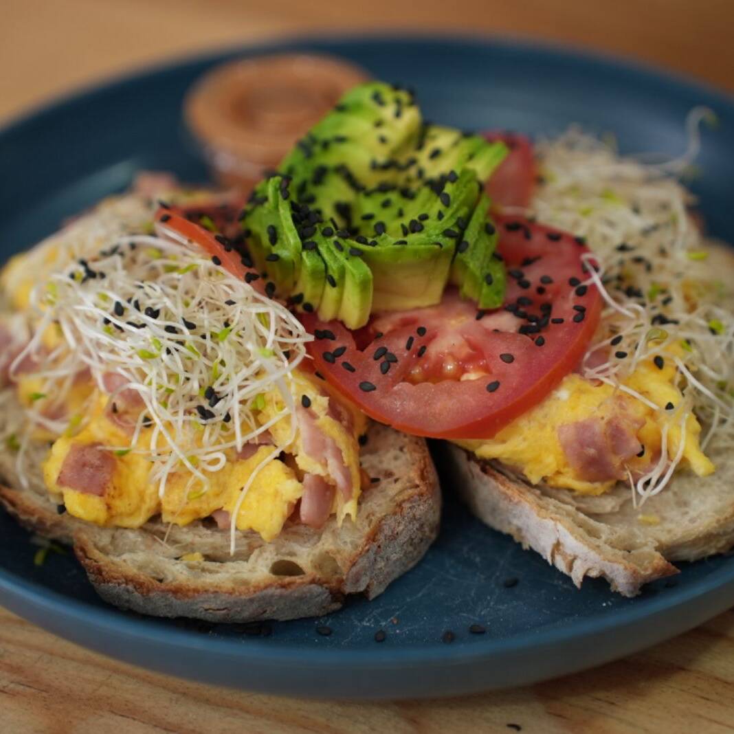 Avotoast de Huevo con Jamón