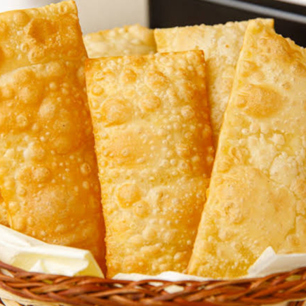 Queijo coalho, queijo mussarela, catupiry, cheddar, carne, frango, calabresa, charque. (Acompanhamentos: tomate, cebola, cenoura, passa, milho, orégano, barbecue, maionese temperada, ketchup, mostarda)