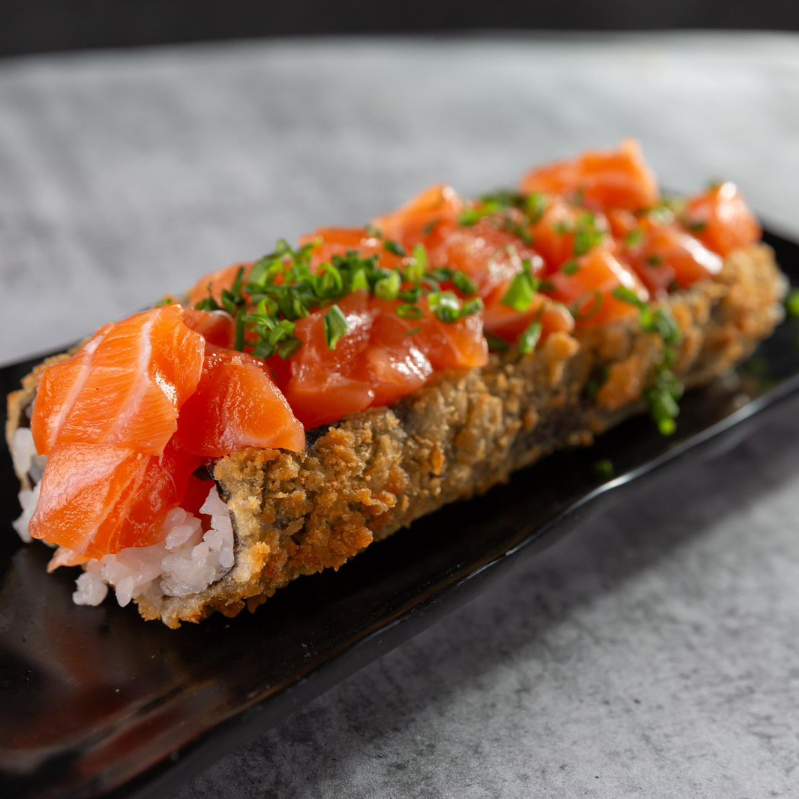 Makimono de Arroz Recheado com Salmão e Cebolinha. Uma mistura de sabores de dar água na boca!!! *Atenção: Não enviamos (Shoyu,Teriaki, Porta Shoyu e Hashi)* Obs: Não fazemos modificação. _ _ #japonesa #chinesa #shoyo #salmão #camarão #suhi #yakisoba #temaki
