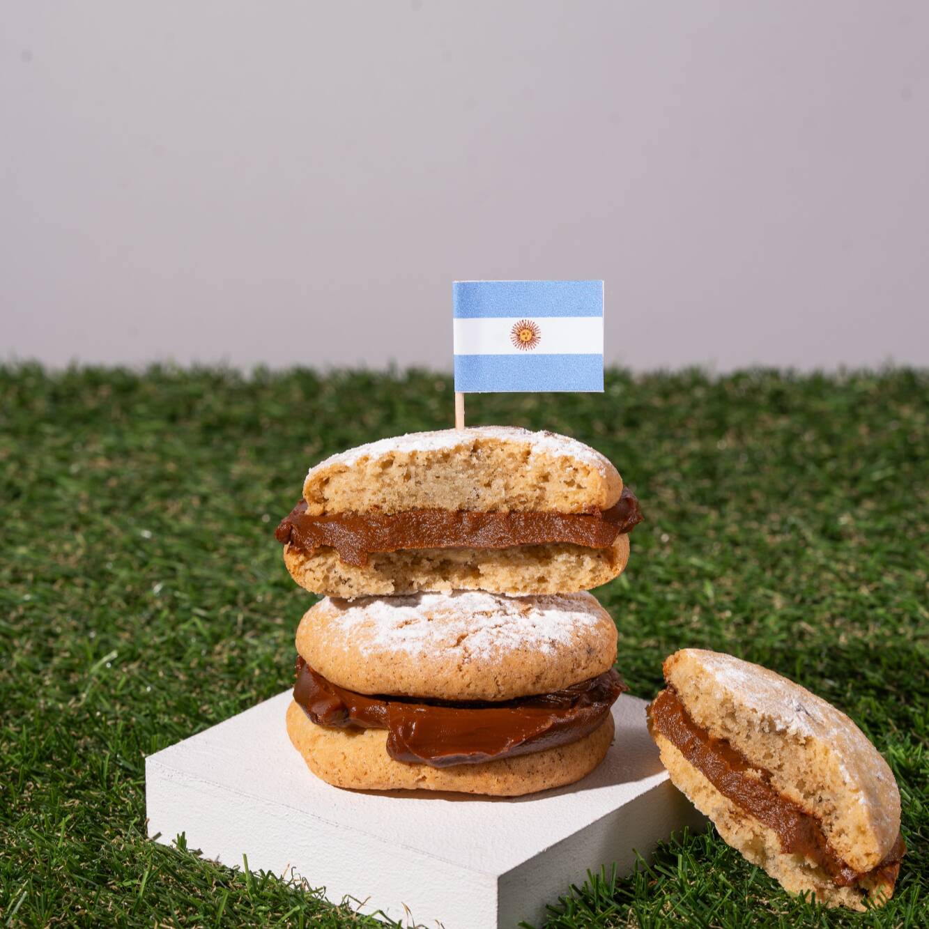 Dois cookies de baunilha com chocolate branco, recheados com doce de leite Rocca e finalizados com açúcar de confeiteiro, formando uma sobremesa incrível.
Uma homenagem ao doce mais emblemático da Argentina, país apaixonado por sabor e intensidade.