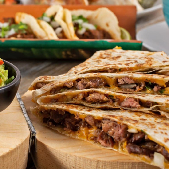 Quesadillas con Carne 2pz. con salsa y guacamole