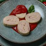 Rondelli de batata inglesa com carne de sol desfiada e creme de nata.