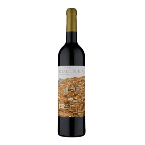 Conheça o Vinho Rocinha, uma criação portuguesa da vinícola Parras Wine, perfeito para os amantes de sabores marcantes e equilibrados. Elaborado com uvas nativas, este vinho meio seco oferece uma experiência gastronômica acessível e versátil.
De coloração rubi vibrante, apresenta aromas de frutas vermelhas como amora, morango e cereja, encantando o paladar com seu médio corpo, acidez agradável e taninos equilibrados.
Destaques:
Olfativo: notas de frutas maduras que remetem à frescura.
Gustativo: harmonioso, com taninos presentes e ótima acidez.
Harmonização: acompanha perfeitamente pratos como risoto de mignon, gnocchi com molho de tomate, spaghetti com almôndegas, berinjela à parmegiana e pizzas.
Com 13% de teor alcoólico, é ideal para ser servido a 16c, garantindo um momento especial em qualquer ocasião. Descubra o sabor de Portugal em cada taça!