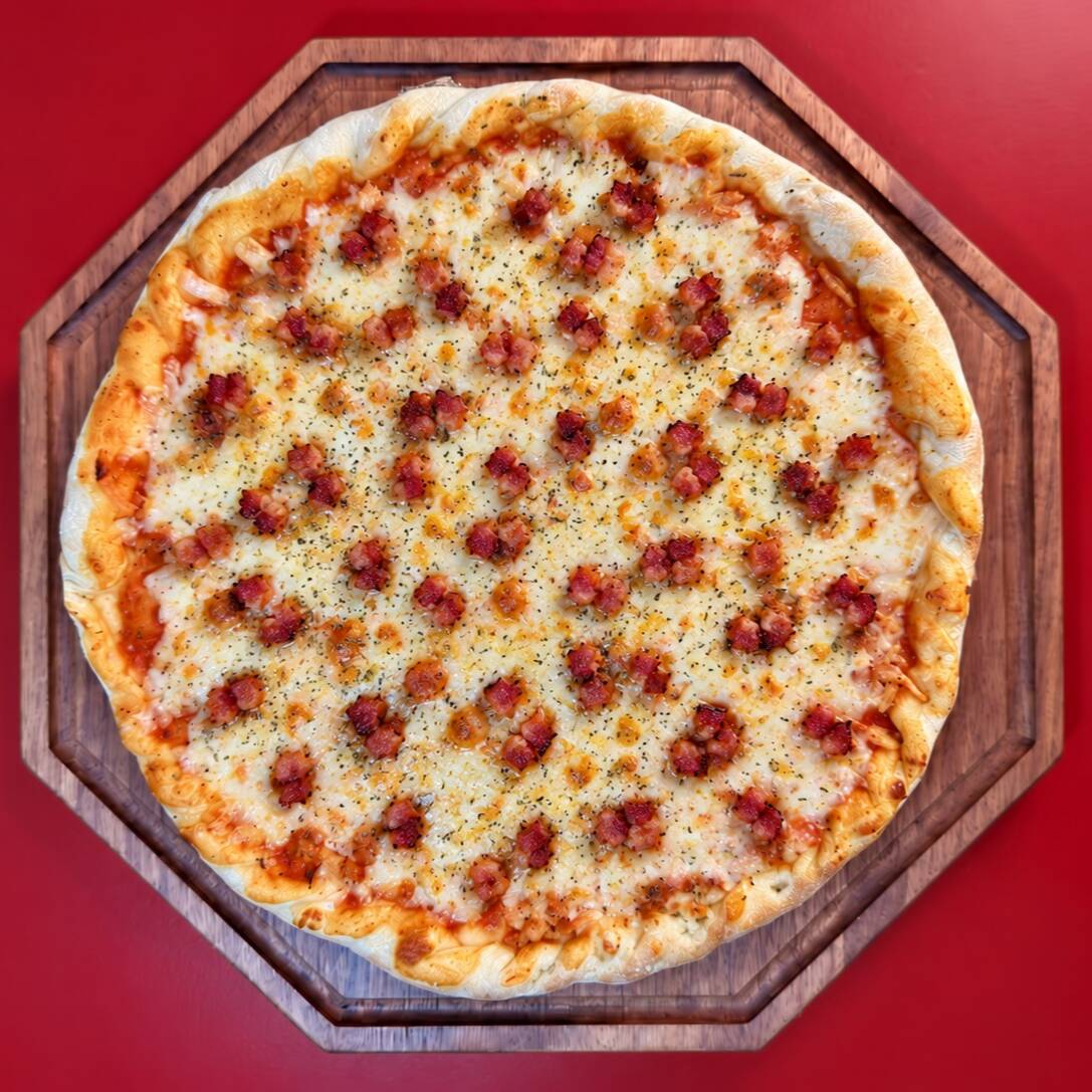 Massa especial, molho de tomate, mussarela e bacon, preparada com ingredientes selecionados para garantir muito sabor em cada pedaço.