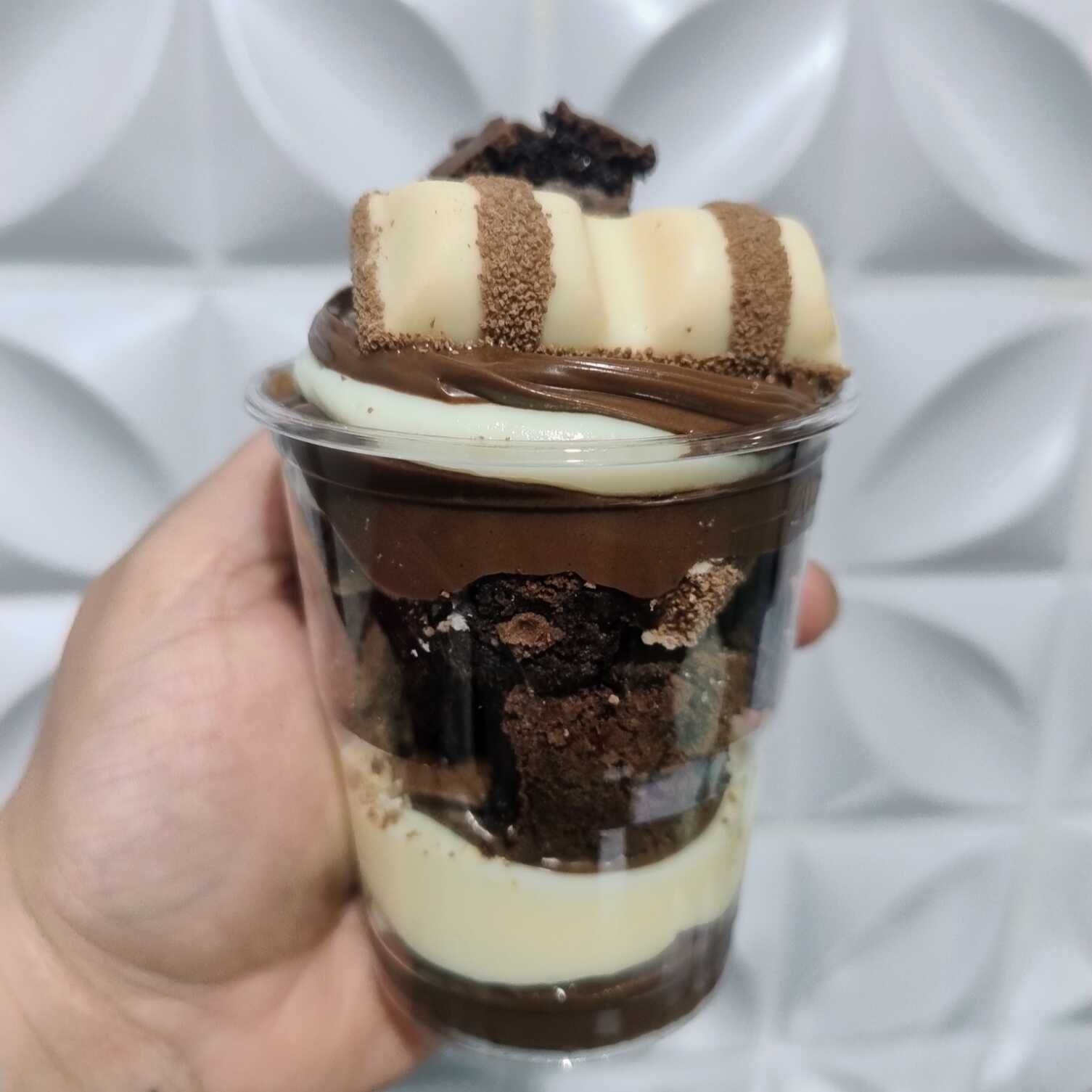 Copo da felicidade: creme de chocolate, mousse de leite ninho, pedaços de Brownie, creme de ninho e Nutella e Kinder Bueno. Nossos copos da felicidade são montados na hora , para garantir um produto fresco e de qualidade. Embalagem de 220 ml (Aprox 250).