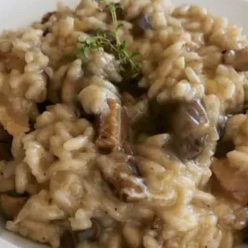 Delicioso Risoto de trio de cogumelos(shitake, paris frescos e fungui secci desidratado), finalizado com a cremosidade do queijo gorgonzola e um toque de manteiga, coberto com queijo parmesão ralado. Este prato é a cara da Shimejishop Gourmet, tal como diz os nossos clientes que adoram cogumelos! Experimente e apaixone-se. Muito bem servido, dá até pra duas pessoas dependendo da fome!