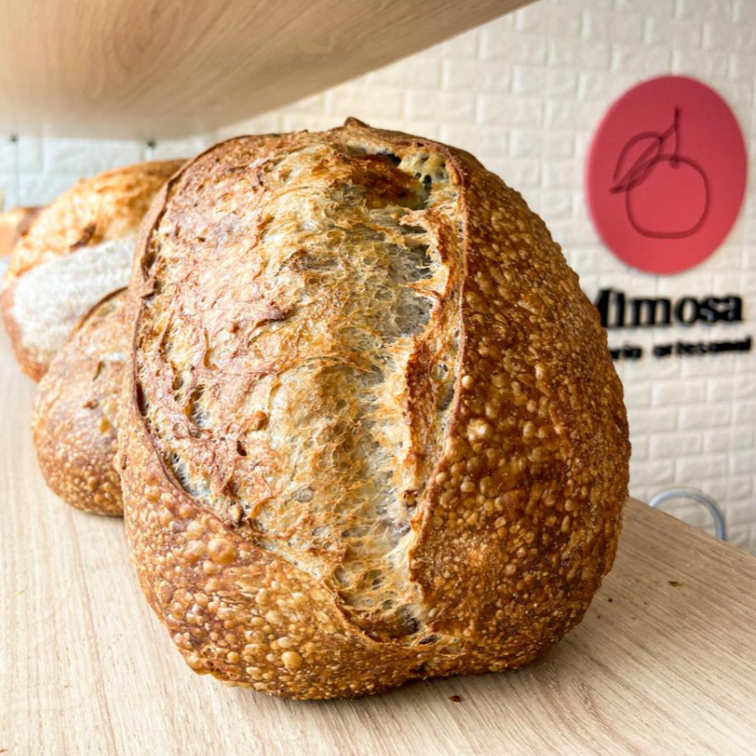 Combinamos fermentação natural, gorgonzola e nozes para criar um pão intenso e elegante. A massa macia abraça os ingredientes e realça os sabores. Uma fatia e já vira ocasião especial.