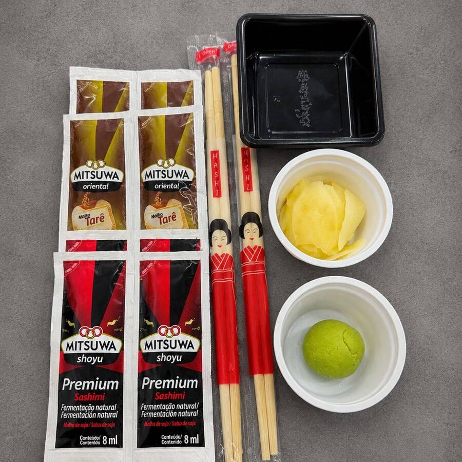 2 HASHI, 2 TARE,2 SHOYO, 1 BERÇO, WASABI E GEMGIBRE.