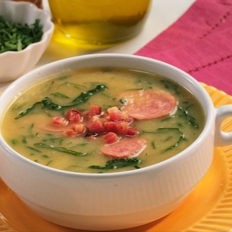 Base de mandioca e batatas , muito bacon e Calabresa picada . O toque especial do couve bem fininho deixa esse caldo perfeito .
Tamanho do Caldo : 300ml