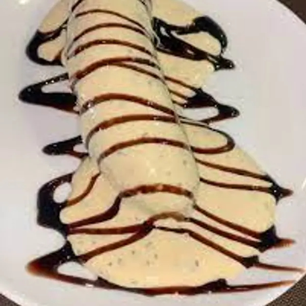 Banana a milanesa regada com mousse de maracujá.