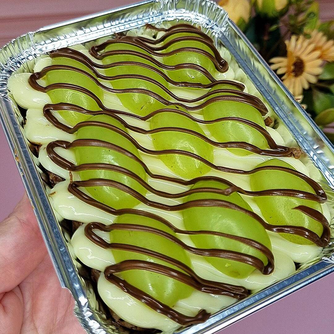 A combinação que vai conquistar seu coração! ️
Nossa marmitinha vem com aquele brownie super chocolatudo que você já ama, recheado com um creme irresistível de Ninho, acompanhado da doçura perfeita da uva fresca e finalizado com um toque de Nutella.
São 180g de pura felicidade em cada colherada.
tags---------
Entrega rápida , desconto , promoção , 0,99 , 0800 , off , cupom , barato , melhor preço , oferta , frete grátis , descontão , preço baixo , Doces , bolos , brigadeiro , docinhos , kit festa , aniversario , bolo de pote , chocolate , morango , sobremesa natalina , Nutella , copo da felicidade , brownie , confeitaria , doceria , gourmet , bombom , piscina , ganache , caseiro , vovó , bento cake , vulcão , frutas , trufas , banoffe , pudim , doce de leite , pão de mel , Oreo , uva , ferrero Rocher , cheese cake , tartelete , Ninho , cupcake , afogadinho , bolo , Ninho ,