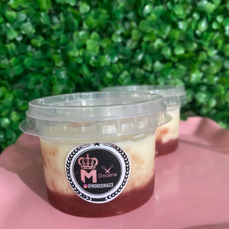 Um creme de ninho com geleia de morango, trazendo a melhor sobremesa para o o seu dia