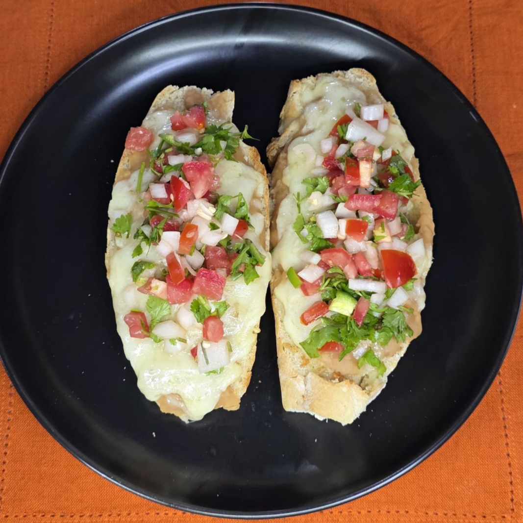 Molletes Salados con Tocino