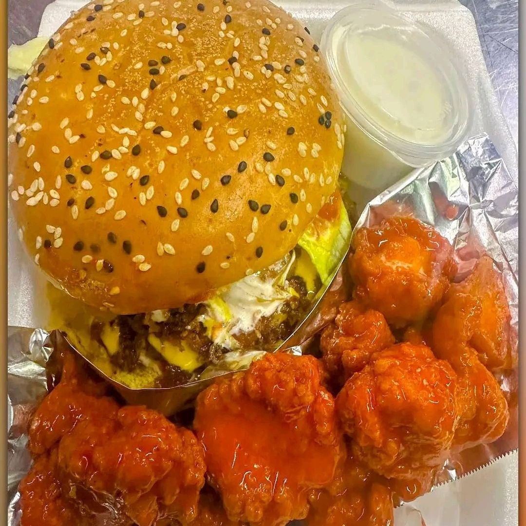 Hamburguesa + 1/2 orden de boneless