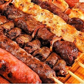 Inclui 3 espetos de carne, 2 espetos de frango, 2 espetos de linguiça, arroz, batata frita, vinagrete e farofa.