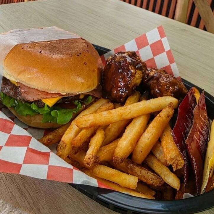 Clásica De Res, Papas y 3 Pzas De Boneless