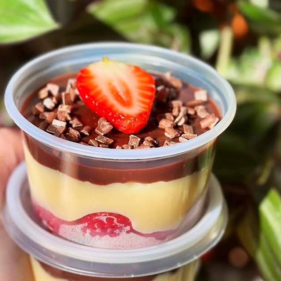 *Pote pequeno 140ml* morangos picados, brigadeiro de ninho, brigadeiro chocolate 50% e granulado para finalizar.