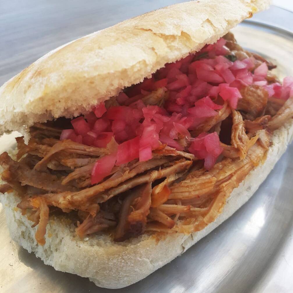 Torta de Cochinita pibil con cebolla curtido