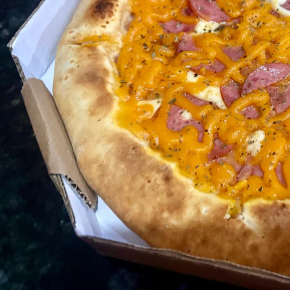 Molho especial, muçarela, calabresa, cheddar e orégano.