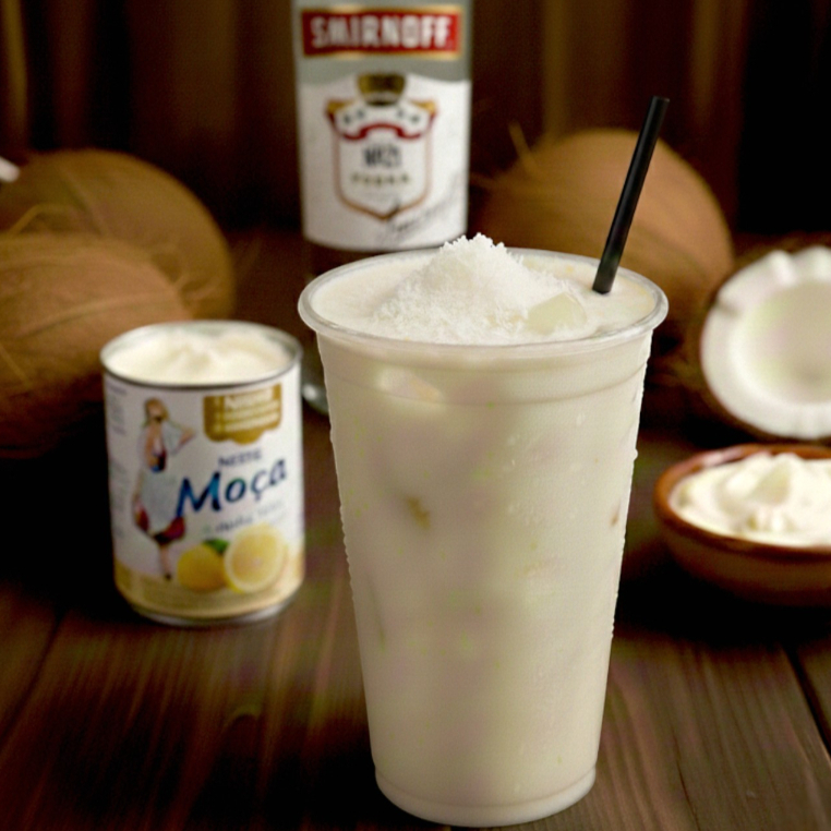 Batida alcoólica preparada na hora com coco ralado, leite de coco Sococo, leite condensado integral de marca reconhecida e base alcoólica de qualidade, podendo ser com Cachaça 51 ou, com adicional, Smirnoff. Sabor suave, cremoso, equilibrado e servida sempre bem gelada para garantir máxima qualidade. Disponível na garrafinha de 300ml lacrada, acompanhando canudo, com opção de escolher tamanho maior no pedido: copo 400ml ou copão 770ml, todos vedados com selo de alumínio antivazamento e acomodados em suporte próprio para transporte seguro. Ideal para quem valoriza drinks clássicos e tropicais feitos com ingredientes de alto padrão.
