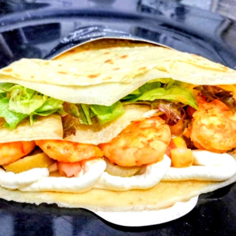 Filé de camarão, cream cheese. Acompanhamentos: milho, tomate, azeitona e alface