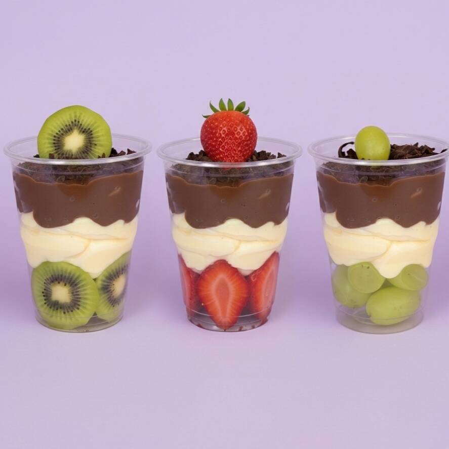 A experiência completa para os apaixonados por doce! Por que escolher um só se você pode ter a trinca perfeita? Neste combo, você leva os 3 sabores da nossa linha: Uva, Morango e Kiwi fresquinhos. É o equilíbrio ideal entre o doce do nosso brigadeiro gourmet e o frescor das frutas cítricas. Uma viagem de sabores em 3 atos. 3 Unidades (Aprox. 150ml cada)