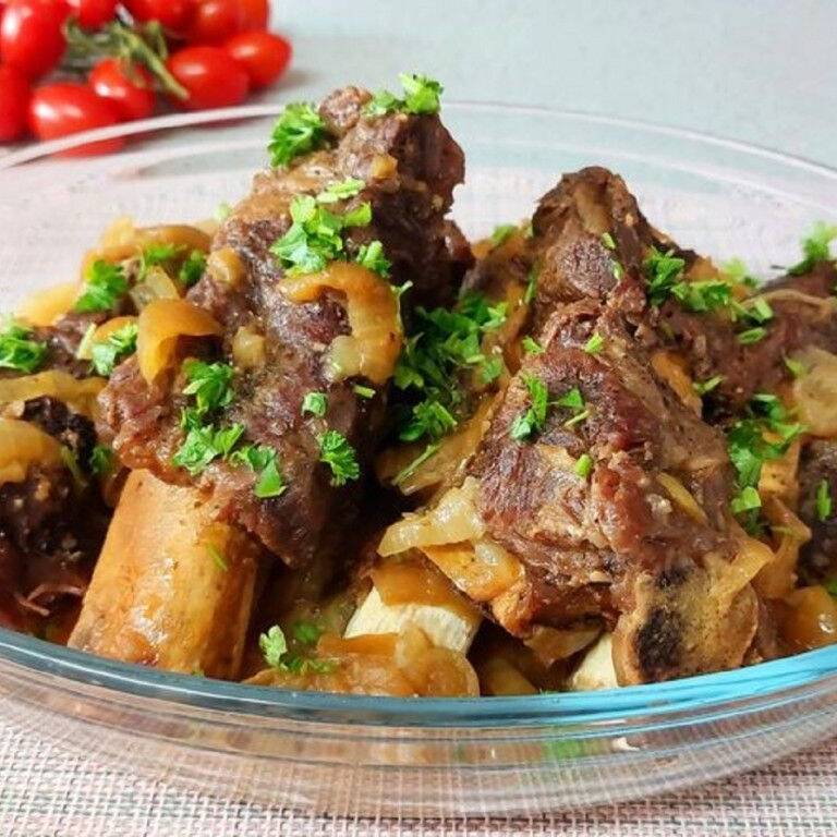 Deliciosa costela de panela, arroz, farofa e e legumes Refogados