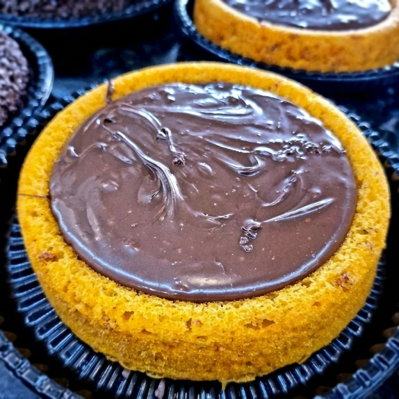 Delicioso bolo de cenoura generosamente recheado com creme de avelã.