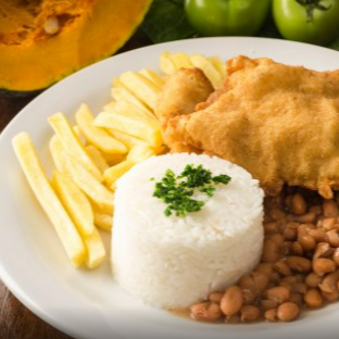 Filet de Frango á Milanesa com arroz, feijão, fritas e salada