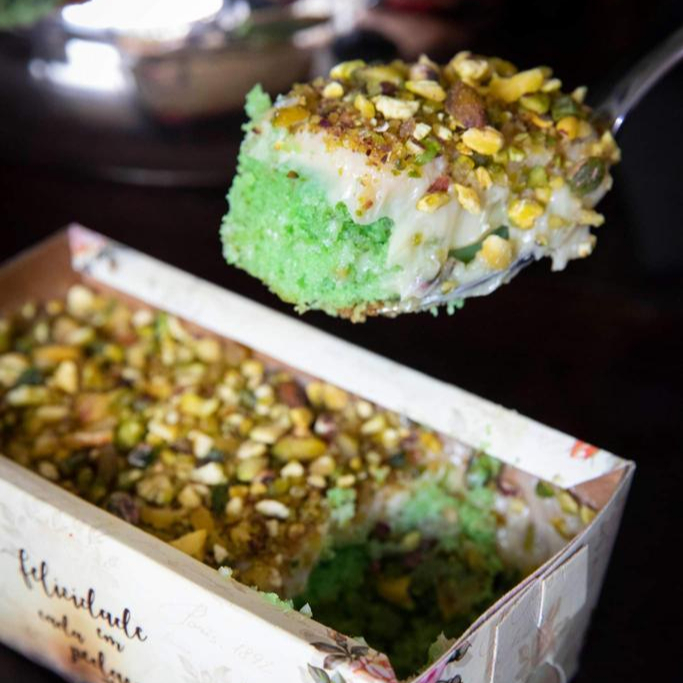 Nosso bolo de maior sucesso aqui na Orange: Pistache!! Bolinho de massa de pistache com calda de brigadeiro branco abaunilhada e pistaches quebrados. Atenção, pega essa Dica da Mi: Para conservação ideal dos produtos, eles saem daqui em temperatura refrigerada. Sabemos que a vontade é enorme de comer, mas sugerimos aguardar a temperatura ambiente ou aquecer no micro-ondas por 20 ou 30 segundos :) obs. 1 a Orangebake não altera nenhum produto ou retira | adiciona ingrediente. obs. 2 produto para consumo imediato. obs. 3 produto pode ter vencimento do mesmo Dia. obs. 4 produtos com desconto tem vencimento para o mesmo Dia. obs. 5 foto meramente ilustrativa Contém glúten e lactose