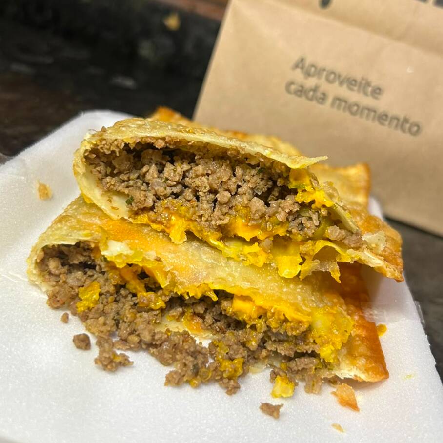 Ingredientes: carne moída, temperos e queijo cheddar.