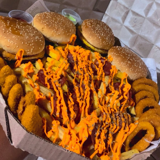 Combo 4 casal ele vai levar ,4 hambúrguer simples Batata, calabresa , cheddar ,anel de cebola, nugget