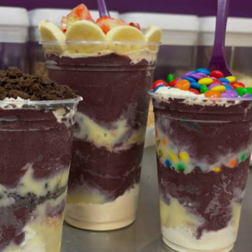 Isso mesmo! Você leva 3 açaís cremosos e geladinhos e ainda escolhe 3 adicionais por nossa conta 🍇🍓🍌🍫🥜 Perfeito para dividir com a familia ou amigos! Aproveite agora porque essa oferta é limitada!