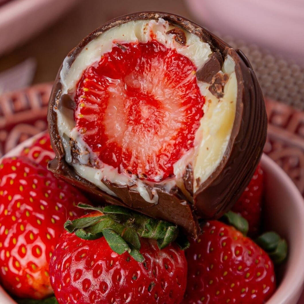 Morangos selecionado,envolvido no brigadeiro de leite Ninho,banhado no chocolate blend, irresistível. Peso aproximado 90g