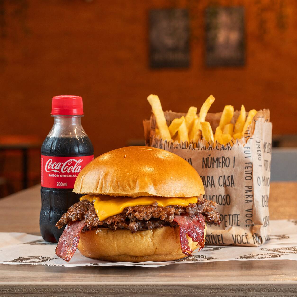 Aproveite agora mesmo essa super promoção com 50%off. Desvairado Smash: pão brioche, dois smash burgers de 70g, queijo cheddar derretido, bacon crocante e maionese caseira especial. Acompanha batatas fritas grátis e uma lata de Coquinha 200ml