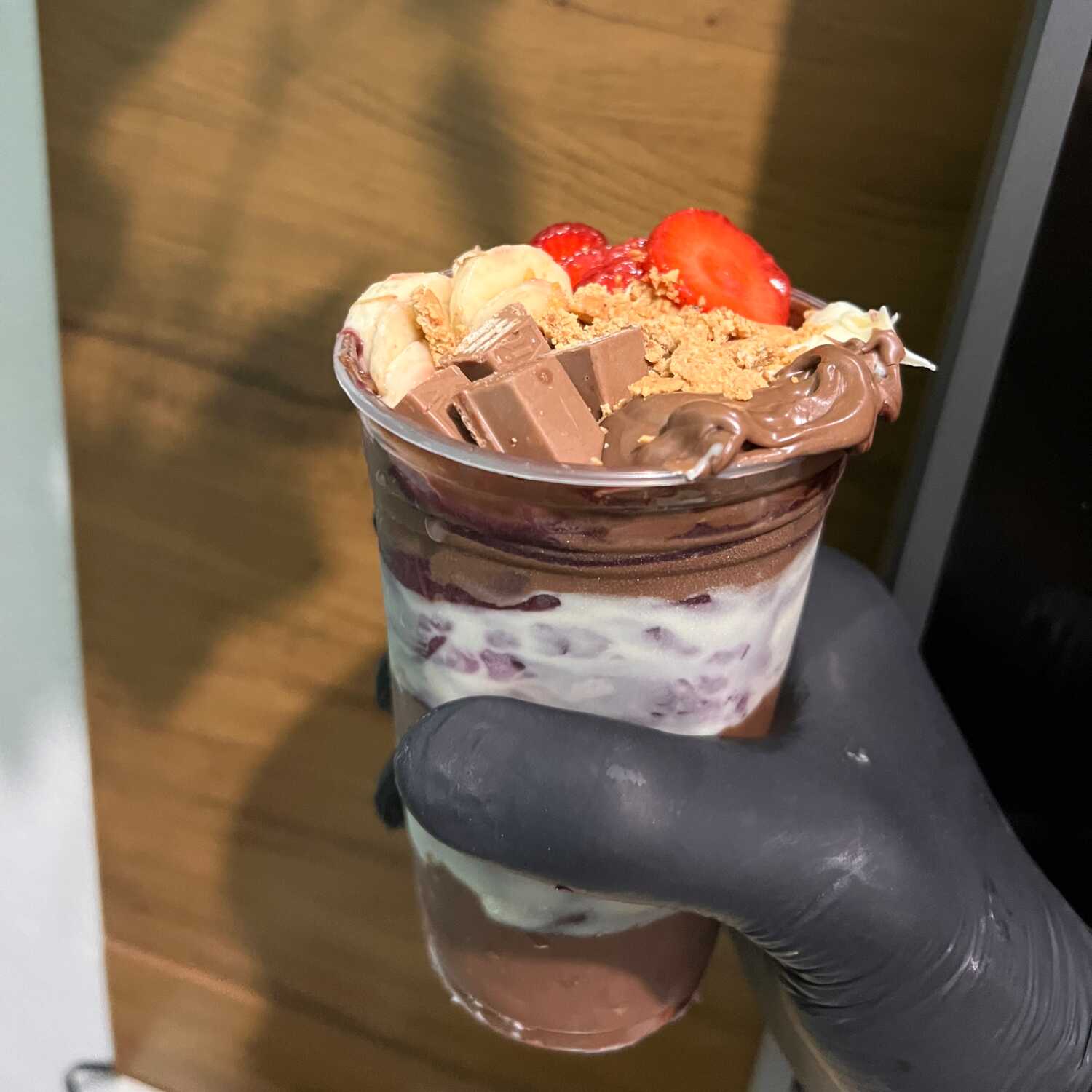 Um açaí bem recheado, com Nutella, leite em pó, leite condensado, KitKat.