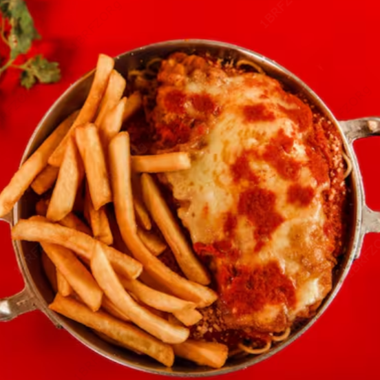 Macarrão ao molho de tomate artesanal, batata frita e frango à parmegiana.