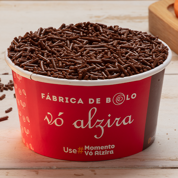 Bolo de Pote caseiro, feito com duas camadas de bolo cenoura, com recheio e cobertura deliciosa de brigadeiro de chocolate cremoso e finalizado com granulados crocantes de chocolate. Imagem meramente ilustrativa.